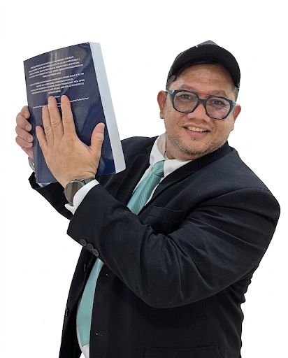DR. M. Ainur Rofiq, S.T.,M.T.,IPM, CPS, IPM (asia) dalam ruang kerja profesional